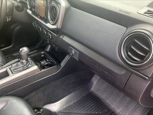 Used 2018 Toyota Tacoma TRD Sport image 19