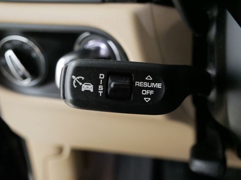 Used 2023 Porsche Macan Turbo image 32