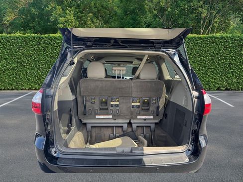 Used 2015 Toyota Sienna XLE w/ XLE Navigation Package FWD image 5