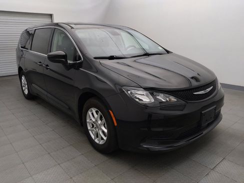 Used 2022 Chrysler Voyager LX FWD image 13