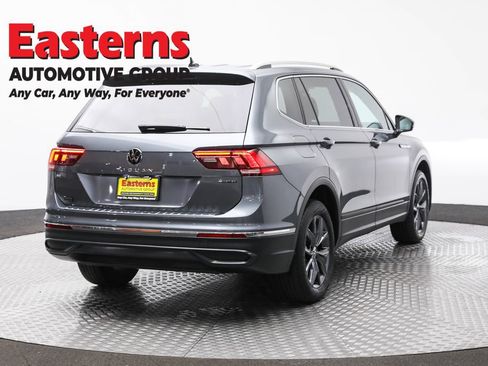 Used 2022 Volkswagen Tiguan SE w/ Panoramic Sunroof Package image 5