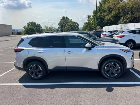 Used 2024 Nissan Rogue SV FWD image 10