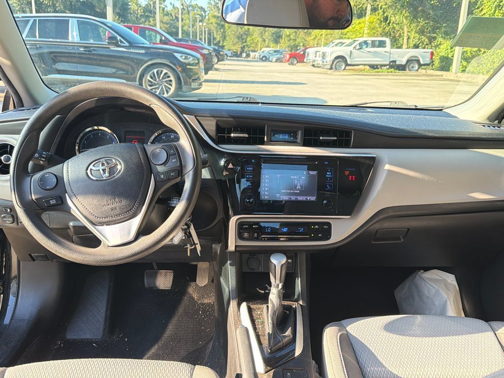 Used 2018 Toyota Corolla LE FWD image 5