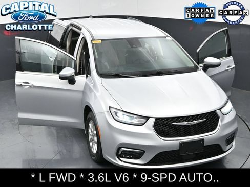 Used 2023 Chrysler Pacifica Touring-L FWD image 32