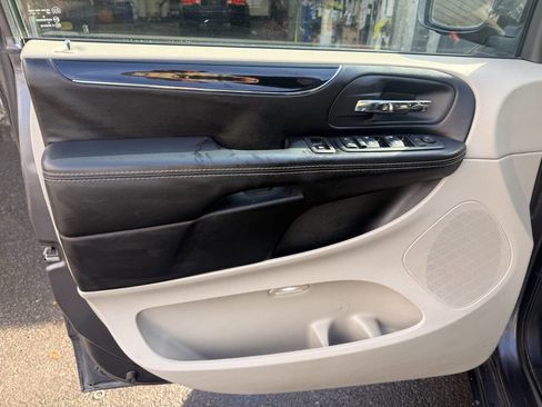 Used 2014 Chrysler Town & Country Touring-L image 12