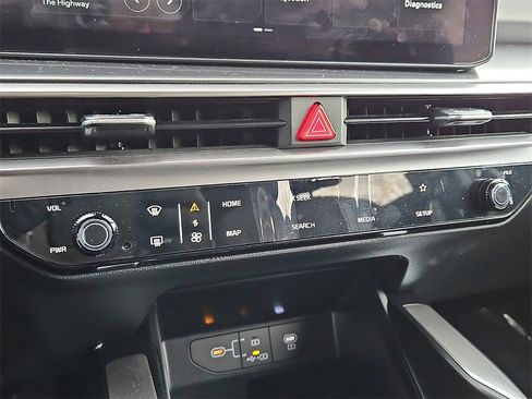 Certified 2025 Kia Sorento LX image 17