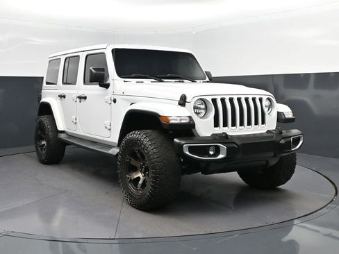 Used 2018 Jeep Wrangler Unlimited Sahara AWD/4WD image 9