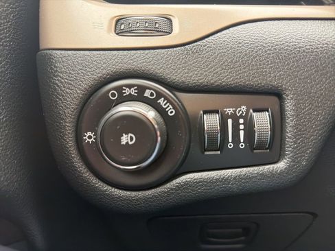 Used 2016 Jeep Cherokee Latitude w/ Cold Weather Group image 18