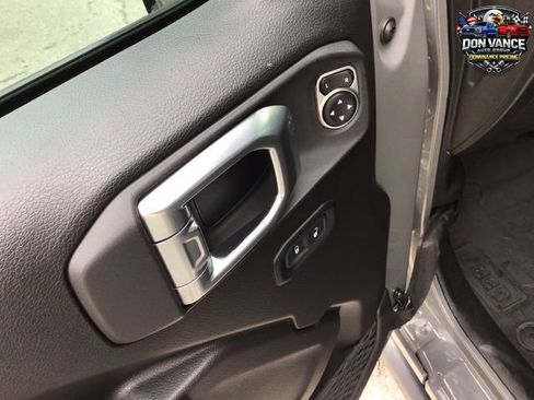 Used 2023 Jeep Gladiator Sport AWD/4WD image 11