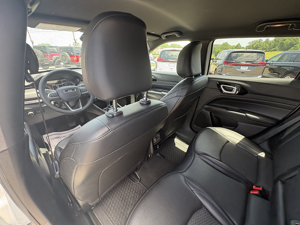 Used 2025 Jeep Compass Latitude w/ Convenience Group AWD/4WD image 19