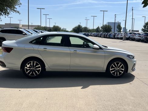 Used 2025 Volkswagen Jetta SE w/ Sunroof Package FWD image 11