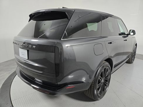 New 2025 Land Rover Range Rover SE image 2