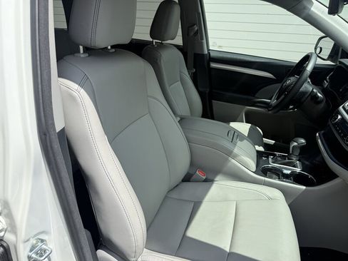 Used 2017 Toyota Highlander XLE w/ Carpet Mat Package AWD/4WD image 4