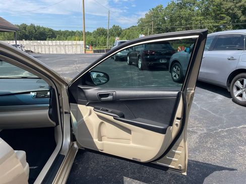 Used 2012 Toyota Camry LE FWD image 19