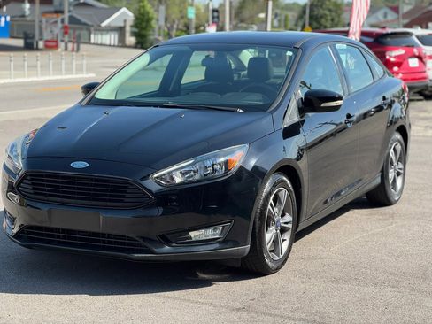 Used 2018 Ford Focus SE w/ SE Appearance Package image 2