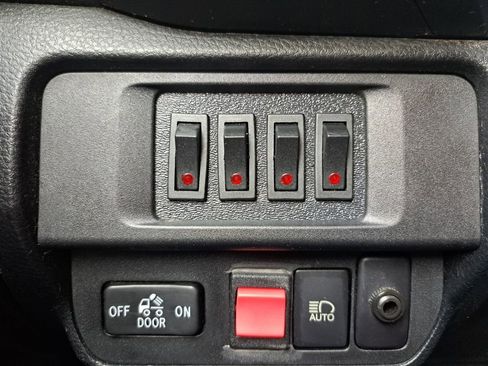 Used 2019 Toyota Tacoma SR w/ SR Convenience Package image 16