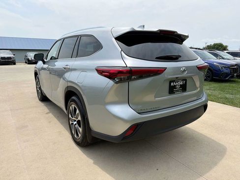 Used 2021 Toyota Highlander XLE AWD/4WD image 4
