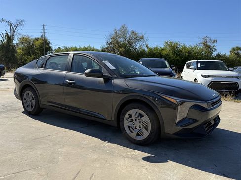 New 2025 Kia K4 LXS image 2