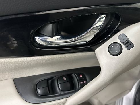 Used 2020 Nissan Rogue Sport SV FWD image 11
