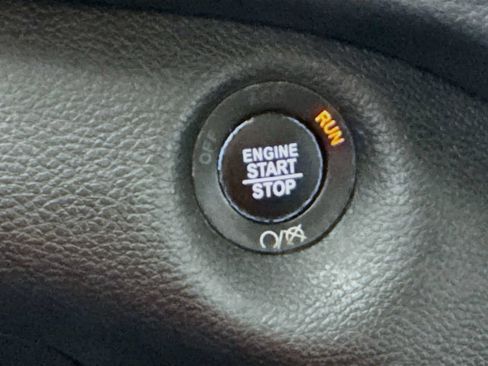 Used 2019 Jeep Cherokee Latitude Plus FWD image 19
