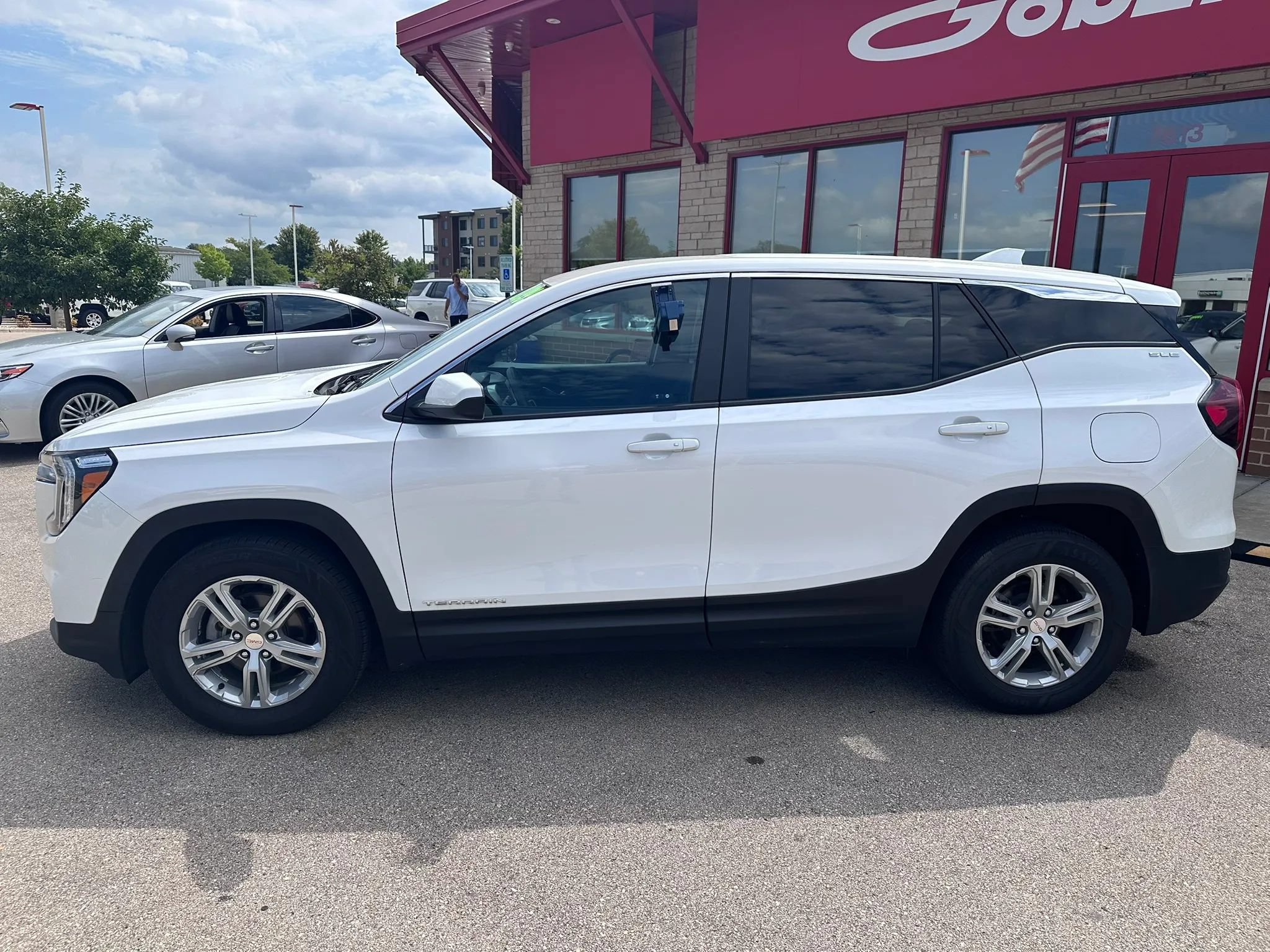 Used 2023 GMC Terrain SLE w/ LPO, Floor Liner Package FWD image 9