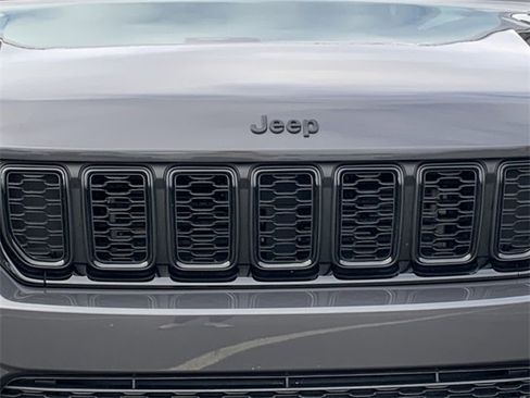 Certified 2025 Jeep Grand Cherokee Limited w/ Black Appearance Package image 9