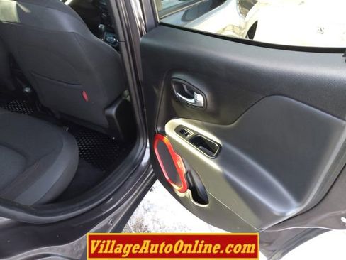 Used 2018 Jeep Renegade Trailhawk w/ Cold Weather Group II image 29