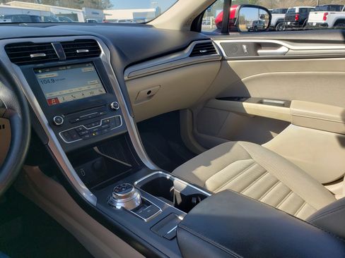 Used 2018 Ford Fusion SE w/ Fusion SE Technology Package FWD image 18