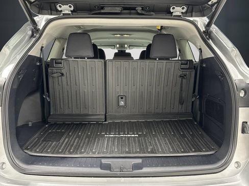 Used 2023 Toyota Highlander LE AWD/4WD image 12