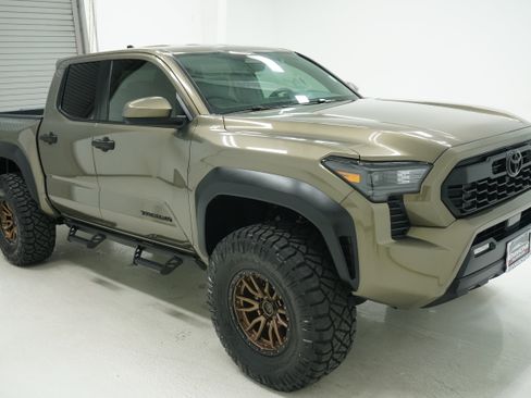 Used 2025 Toyota Tacoma TRD Off-Road AWD/4WD image 3