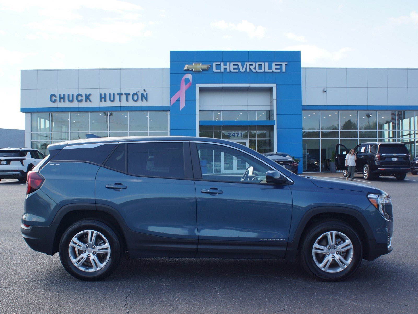 Used 2024 GMC Terrain SLE AWD/4WD image 1