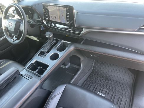 Used 2022 Toyota Sienna XSE FWD image 10