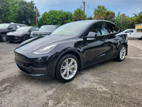 Used 2022 Tesla Model Y Long Range AWD/4WD image 3