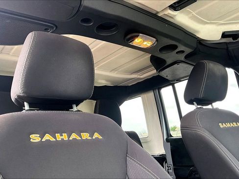 Used 2015 Jeep Wrangler Unlimited Sahara w/ Connectivity Group AWD/4WD image 21