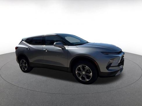 Used 2025 Chevrolet Blazer LT FWD image 2