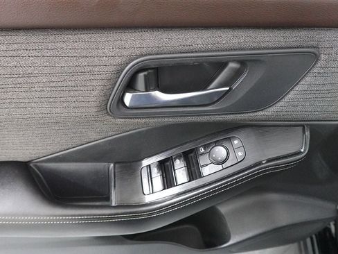 Used 2022 Nissan Rogue SV image 9