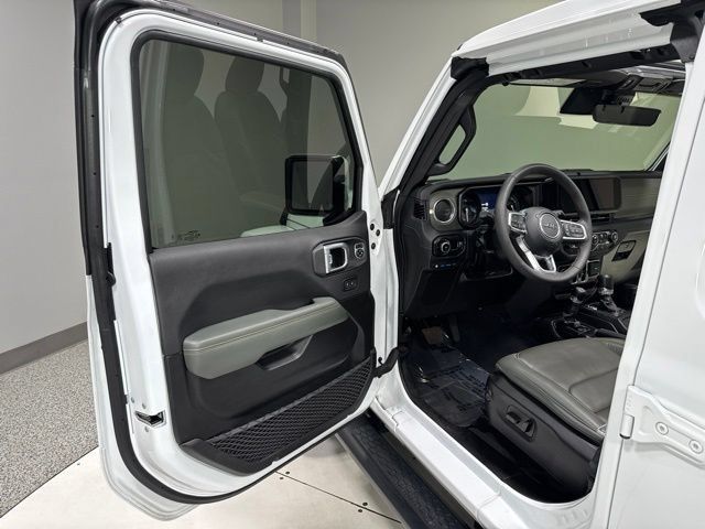 Used 2024 Jeep Wrangler High Altitude AWD/4WD image 11