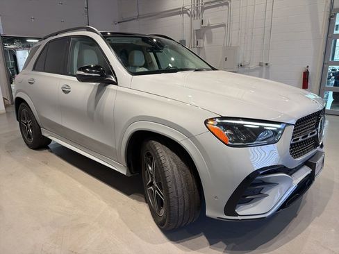 Used 2024 Mercedes-Benz GLE 350 4MATIC w/ AMG Line Exterior image 3