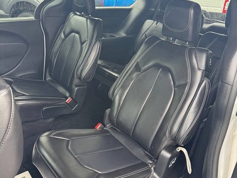 Used 2025 Chrysler Pacifica Select FWD image 11