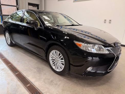 Used 2013 Lexus ES 350 w/ Luxury Pkg FWD image 2
