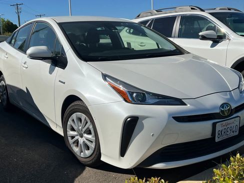 Used 2019 Toyota Prius LE image 3