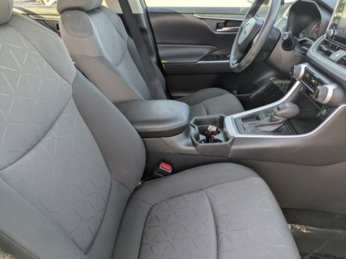 Used 2021 Toyota RAV4 XLE w/ Convenience Package FWD image 11