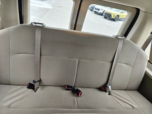 Used 2010 Ford E-350 and Econoline 350 XLT image 11