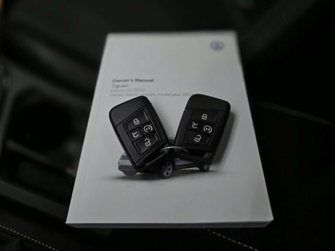 Used 2022 Volkswagen Tiguan SE R-Line AWD/4WD image 41