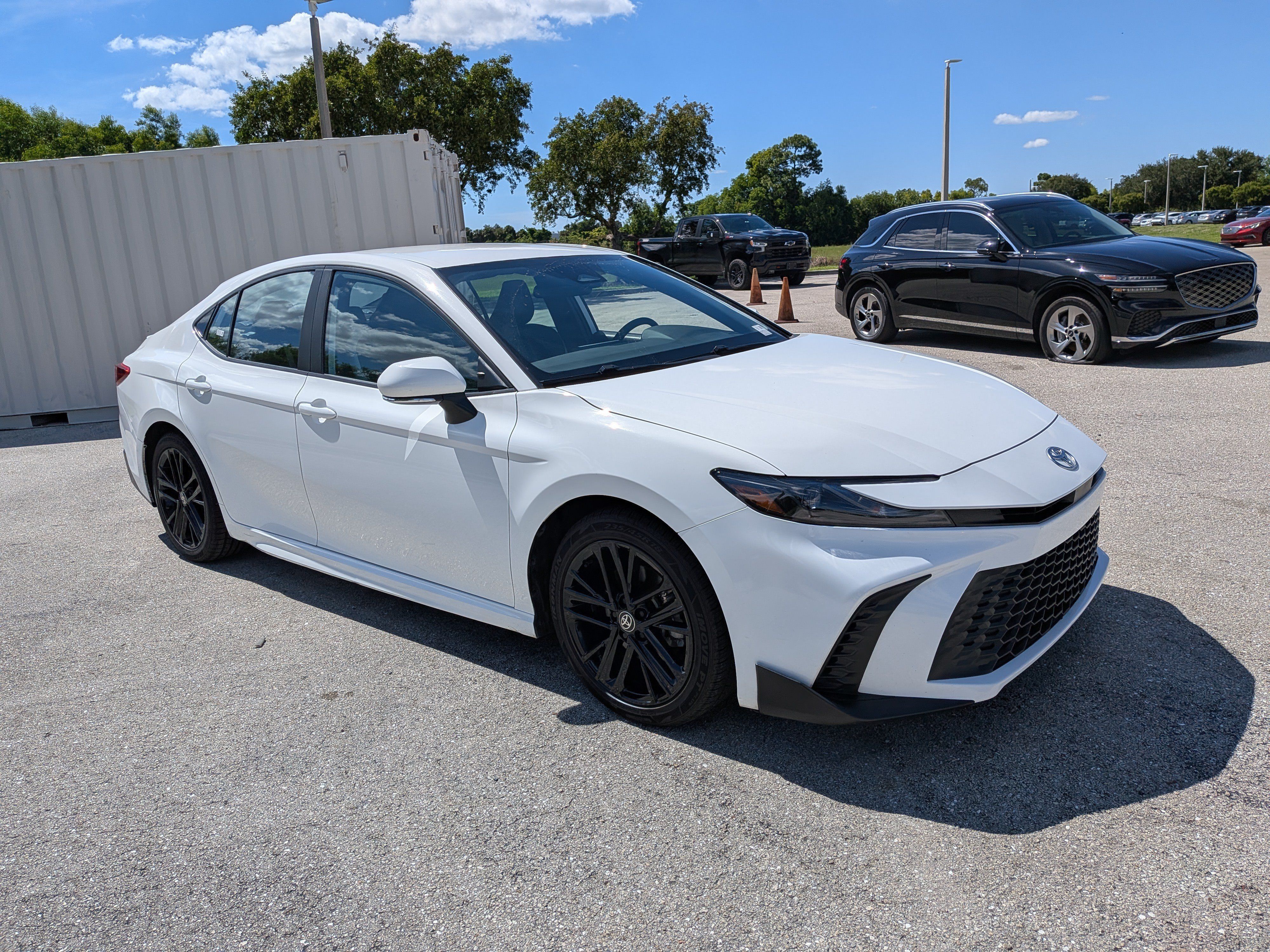 Used 2025 Toyota Camry SE FWD image 1