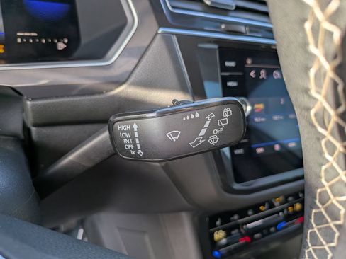 Used 2023 Volkswagen Tiguan SE w/ Panoramic Sunroof Package FWD image 30