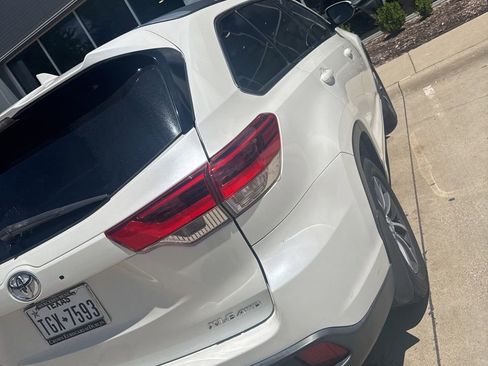 Used 2018 Toyota Highlander XLE AWD/4WD image 2