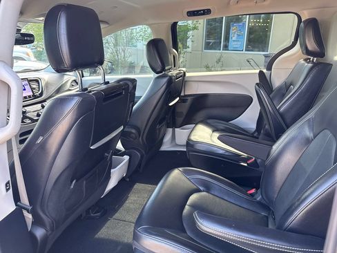 Used 2022 Chrysler Pacifica Touring-L w/ Uconnect Theater Family Group FWD image 26