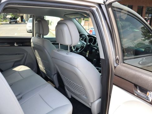 Used 2013 Kia Sorento LX FWD image 19