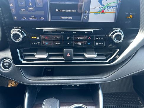 Used 2020 Toyota Highlander Platinum image 18